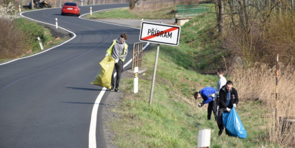 Tisíce lidí dnes v Česku budou sbírat odpadky v přírodě i v ulicích