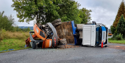 Převrácený náklaďák s bagrem zastavil dopravu u Narysova. Jeden zraněný