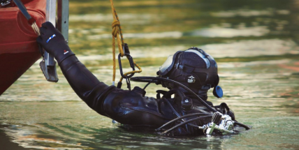 Policisté stále pátrají po sebevražedkyni, která skočila ze Žďákovského mostu