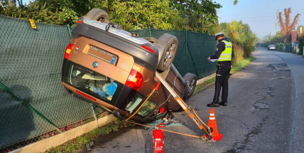 Senior se vyhýbal kočce, auto převrátil na střechu