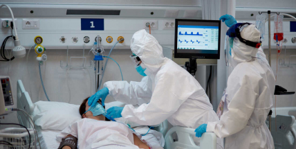 Šíření covidu dál zrychluje, rostou i počty hospitalizovaných