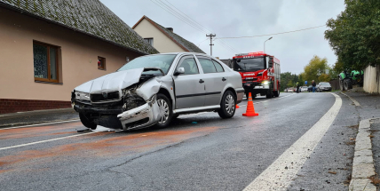 Řidič škodovky nezvládl jízdu na mokré silnici a narazil do domu