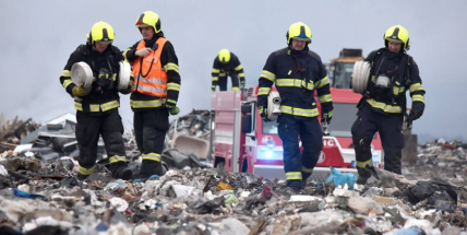Tři hasičské jednotky vyjížděly k požáru skládky, někdo zde pálil izolace měděných kabelů