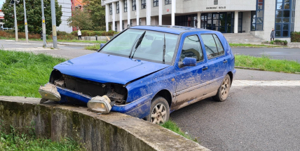 Zdrogovaný řidič v Milínské atakoval betonovou zídku, zkoušku na alkohol odmítl