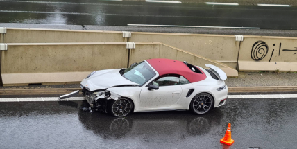 Řidič na mokré D4 otloukl Porsche o svodidla, škoda 1,5 milionu korun