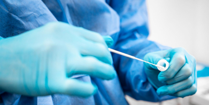 Případů koronaviru v úterý ubylo, hospitalizovaných je ale nejvíce od dubna