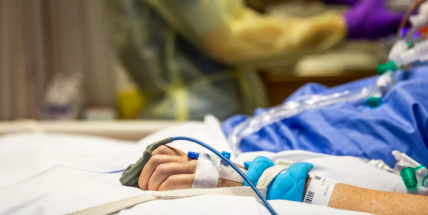 Ve středu přibylo 3286 nových případů covidu, hospitalizovaných je téměř 1800