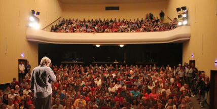 Studenti Gymnázia pod Svatou Horou vyprodali velkou scénu divadla