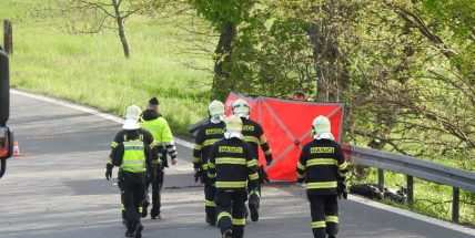 Motorkář na Příbramsku narazil do stromu, na místě zemřel