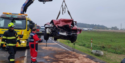 Při nehodě dvou aut na Příbramsku zemřela spolujezdkyně, další čtyři lidé utrpěli vážná poranění
