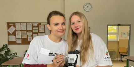 Studentky březnické odborné školy se aktivně zapojily do veřejné sbírky na pomoc zrakově postiženým lidem