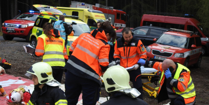 Dopravní nehoda s únikem nebezpečných látek v CHKO Brdy otestovala při cvičení souhru složek IZS