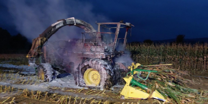 Ve Starém Rožmitále shořel sklízecí stroj, škoda je 7,5 mil. Kč, jeden zraněný
