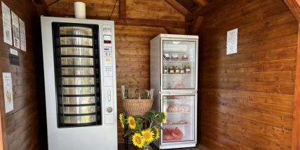 Kvůli necelým třem stovkám z ostudy kabát. Farmáři zveřejnili fotografie muže, který měl odcizit kuře ze samoobslužné lednice