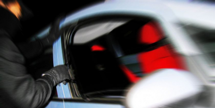 Majitelka se na 15 minut vzdálila od auta, stačili ho vykrást