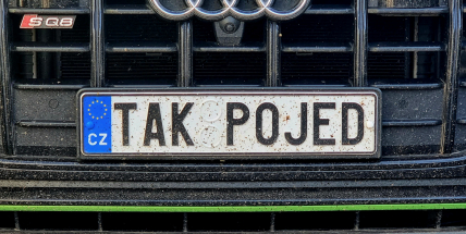 TAK P0JED, MR DEV1L, SEM 1DAMA, KAR 0L1NA. Lidé jsou ve značkách na přání kreativní. Toto jsou ty nejlepší