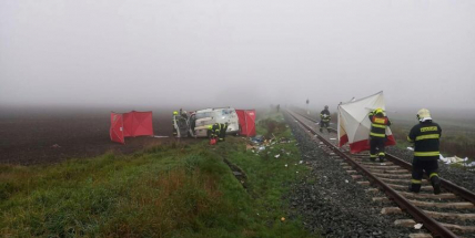 Srážku auta a vlaku u Kostelce n. L. nepřežili dva lidé, jeden je těžce zraněný