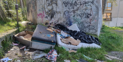 Použité jehly a neskutečný nepořádek. Lidé si stěžují na okolí ubytoven