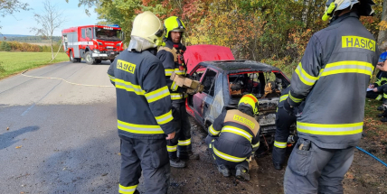 U Chrástu hořelo auto na plyn, hasiči silnici uzavřeli