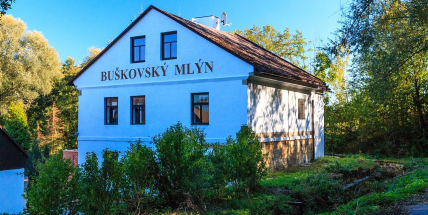Nové mlýnské kolo pro Buškovský mlýn vyrobil sekerník František Mikyška z Kojetína