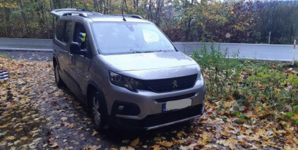 Zaparkoval u lesa a šel se projít. Mezitím mu vykradli auto