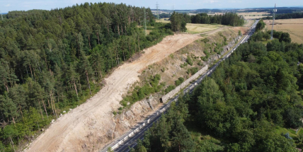 V rámci dostavby dálnice D4 začínají odstřely skalního masivu u Milína, odtěžený materiál se znovu použije