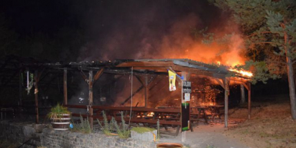 Policie obvinila muže z upálení dvou lidí v přístřešku