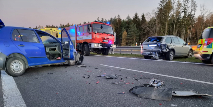 Na D4 u Bytízu se střetla dvě auta, hasiči museli jednoho z řidičů vyprostit