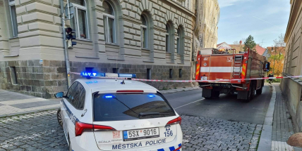 Zřícená střecha domu v centru Příbrami zavalila několik dělníků