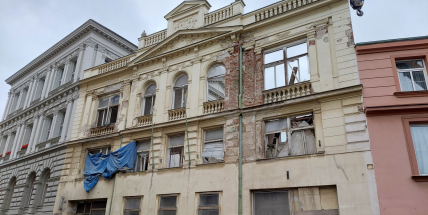 Po týdnu od zřícení střechy opravovaného domu v Hailově ulici není jasné, kdy se komunikace otevře