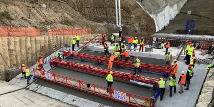 Na Orlické přehradě pokračuje výstavba doplňkového bezpečnostního přelivu, proběhla betonáž dolní části skluzu