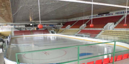 Zimní stadion má novou plochu a mantinely, Novák oblázkovou pláž