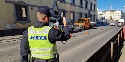 V ulici Čs. armády srazil řidič dodávky seniora přecházejícího mimo přechod, policie hledá svědky