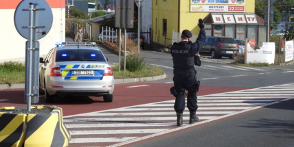 U Kauflandu srazilo auto dva chodce, policie hledá řidiče i případné svědky