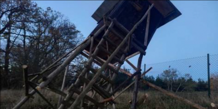 Ke zvláštní kratochvíli se uchýlil neznámý vandal, který podřezává myslivecké posedy