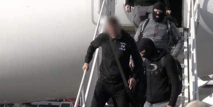 Policisté přivezli ze Senegalu do Prahy muže z příbramského podsvětí, který byl 11 let na útěku