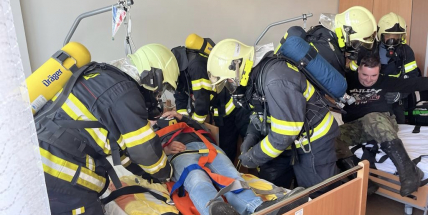 Hasiči cvičili evakuaci domova v Sedlčanech, přiměly je k tomu i Roztoky