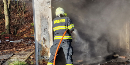 Hasiči zasahovali u požáru garáže v Březnické ulici. V místě, kde uhořeli již dva bezdomovci