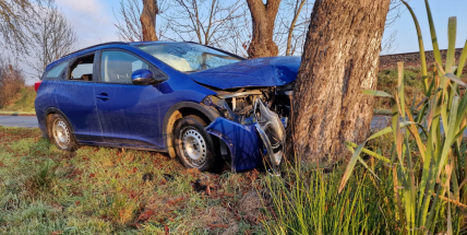 U Staré Hutě narazilo auto do stromu, řidička skončila v nemocnici