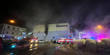 Hasiči likvidují požár v obchodě v centru Benešova, záchranáři ošetřili tři lidi