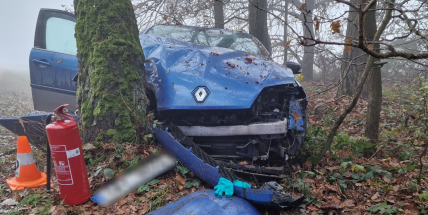 Mlha na Příbramsku se dá krájet. Řidič u Chraštiček v nepřehledném terénu narazil do stromu