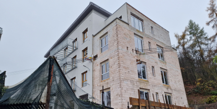 Stavbaři při přístavbě domu obezdili elektrické vedení. Neskutečné, energetici kroutí hlavou