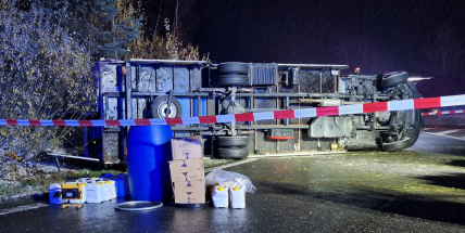 Dodávka převážející dezinfekci skončila na boku a zablokovala vjezd na D4