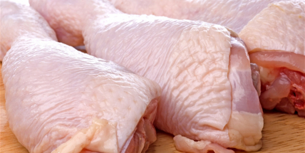 SZÚ: Oplachujete kuřecí maso? Nesprávná manipulace vás může ohrozit na životě