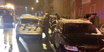 V Písku narazil opilý řidič do projíždějící policejní hlídky, poškodil víc vozů