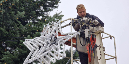 Vánoční strom v centru Příbrami se zdobí. Rozsvícen bude v neděli