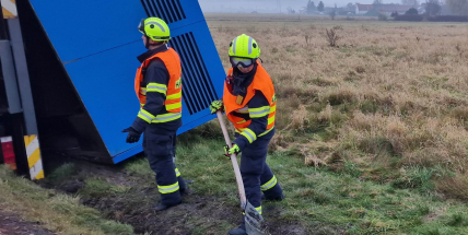 Při nehodě nákladního vozidla na Příbramsku došlo k masivnímu úniku nafty, řidič se nezranil