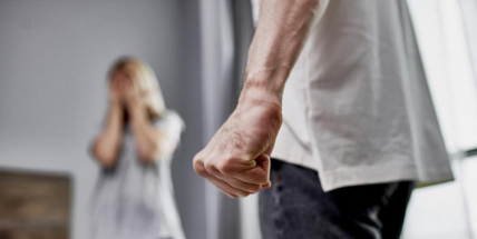 Násilí na ženách je každodenní realitou. Policie popisuje, jak jej řešit a kde vyhledat pomoc