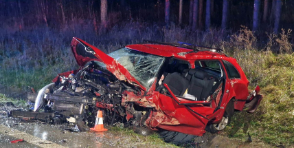 Po čelním střetu dvou aut na Příbramsku se těžce zranili tři lidé
