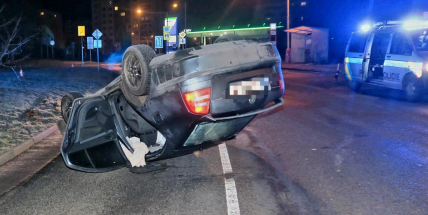 Opilý řidič v noci na pondělí převrátil v Příbrami auto na střechu